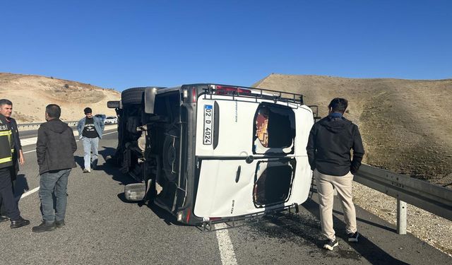 Minibüsle otomobil çarpıştı: 4 yaralı