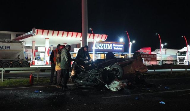 Otomobil tıra arkadan çarpıp takla attı: 1 ölü, 1'i ağır 3 yaralı