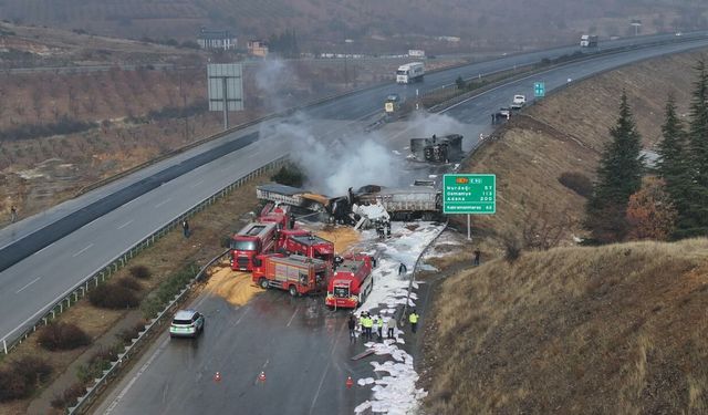 TAG Otoyolu'nda zincirleme kaza: Çarpışan 3 tırda yangın çıktı!