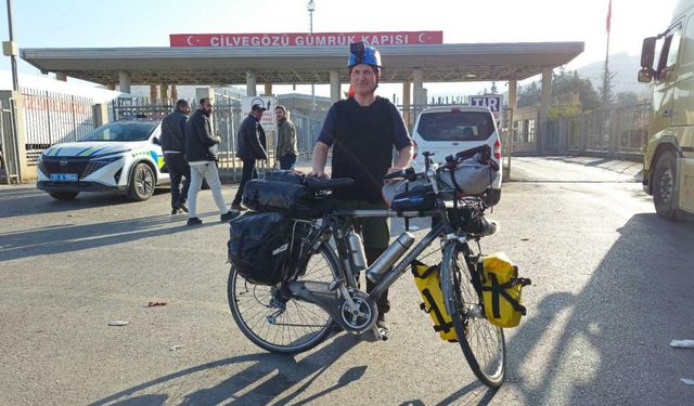 Umre için bisikletle yola çıktı, 3 bin 450 kilometre pedal çevirip Medine'ye ulaştı