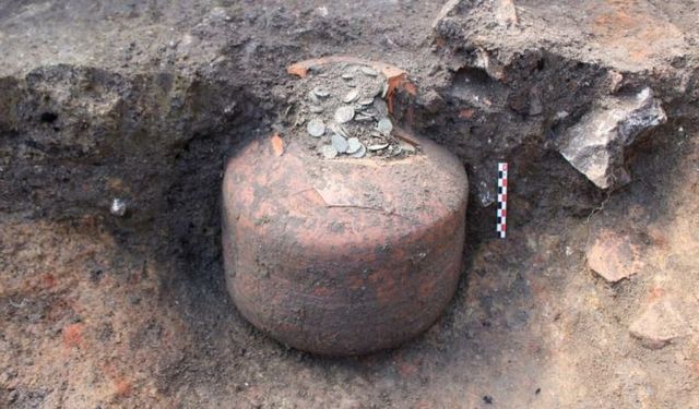 Yerin altından çıkan antik kumbara şok etti! Fransa'daki kazıda 1700 yıllık keşif!