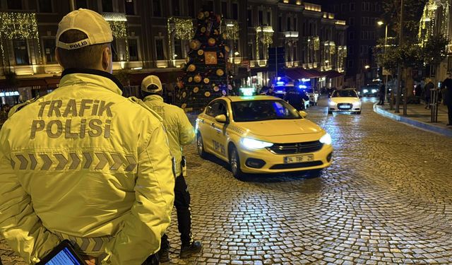 Yüksek sesli müzik açan trafik magandaları polise yakalandı