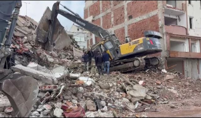 Zeytinburnu'nda kontrollü yıkımda beton parçaları düştü: Bir işçi yaralandı