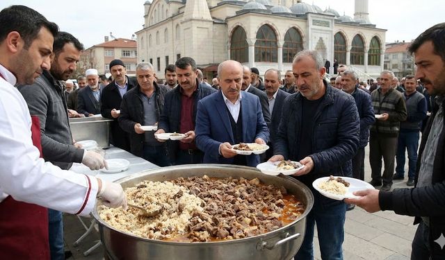ŞOK İDDİA: Cuma Namazı Çıkışı Cemaate "Domuz Kavurması"