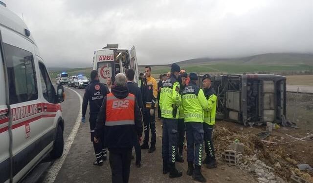 Aksaray'da Tur Otobüsü Şarampole Devrildi: 20 Yaralı