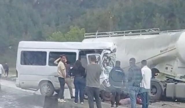 Antalya-Isparta yolunda tır ve minibüs çarpıştı: 7 ölü, 7 yaralı