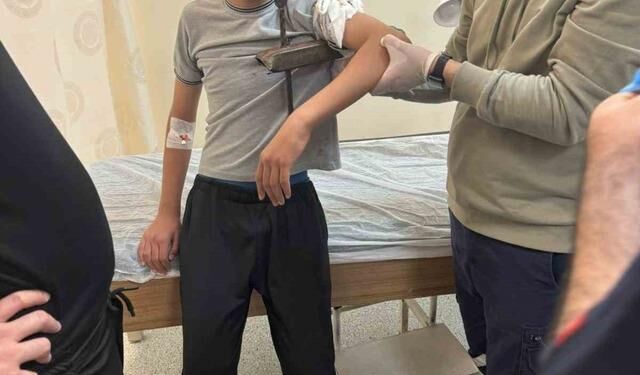 Diyarbakır'da Demir Korkuluk Küçük Çocuğun Koluna Saplandı