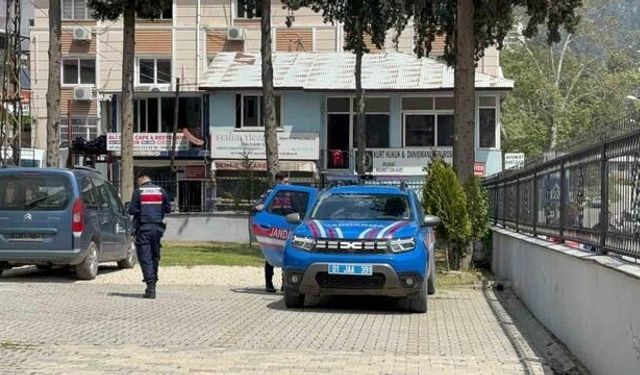 İmamoğlu'nda Sosyal Medya Paylaşımları Nedeniyle Gözaltına Alınan Öğretmen Hastaneye Sevk Edildi