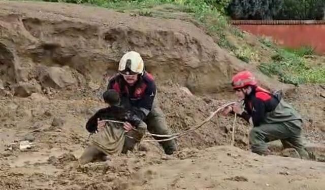 İzmir'de Çamura Saplanan İki Çocuk İtfaiye Ekiplerince Kurtarıldı