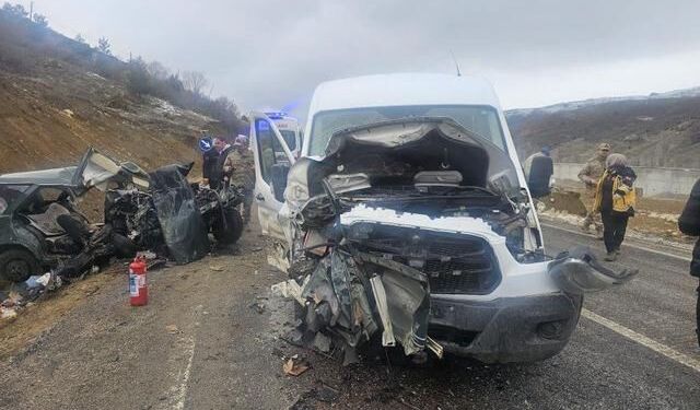 Kelkit'te Öğretmen Servisi ile Otomobil Çarpıştı: 1 Ölü, 10 Yaralı