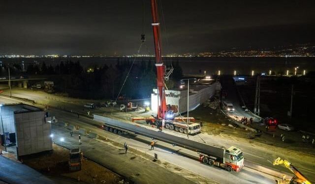 Kocaeli'de Başiskele Kavşağı'nda Dev Kirişler Gece Operasyonuyla Yerleştirildi