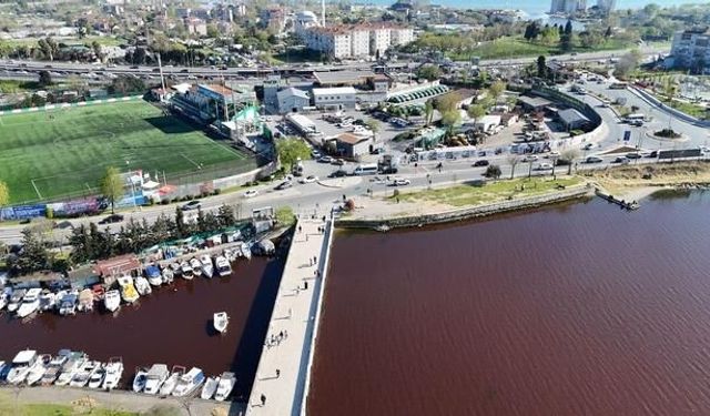 Küçükçekmece Gölü'nde Su Kırmızıya Döndü