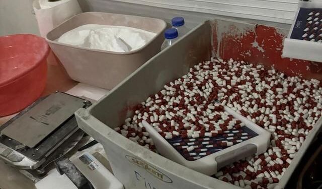 Mersin'de Sentetik Ecza Üretim Tesisine Operasyon: Binlerce Hap ve Ham Madde Ele Geçirildi