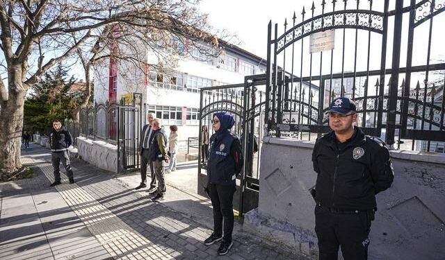 Okullarda Güvenlik Önlemleri Artırıldı: Her Okul Önünde En Az İki Polis Görevde