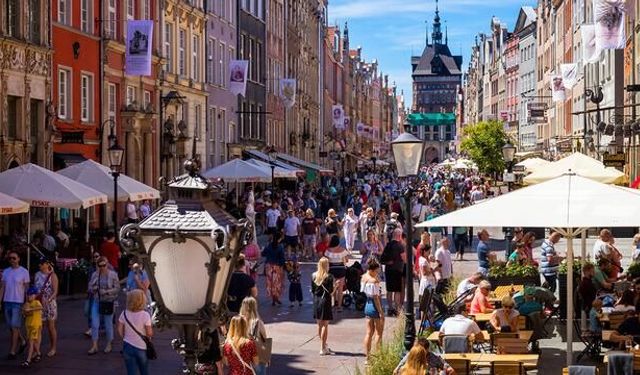 Polonya Sokaklarında Ücretsiz Gıda Buzdolapları Hizmete Girdi