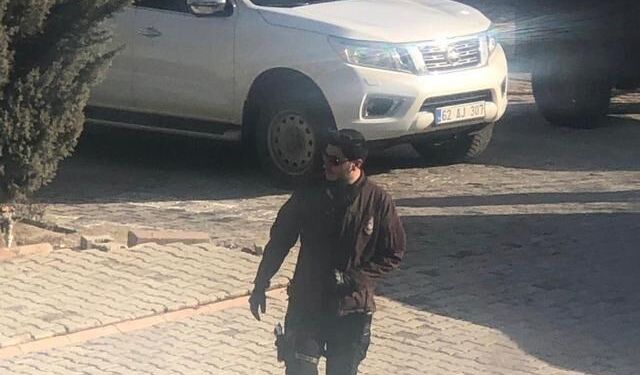 'Silahım yok' diyen kişinin kamuflajlı tabancalı fotoğrafı ortaya çıktı