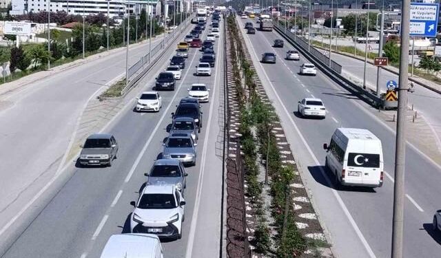 Afyonkarahisar'da Kurban Bayramı Dönüşü Trafik Yoğunluğu Başladı