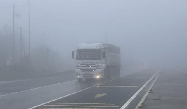 Bolu Dağı'nda Yoğun Sis ve Sağanak Ulaşımı Etkiledi