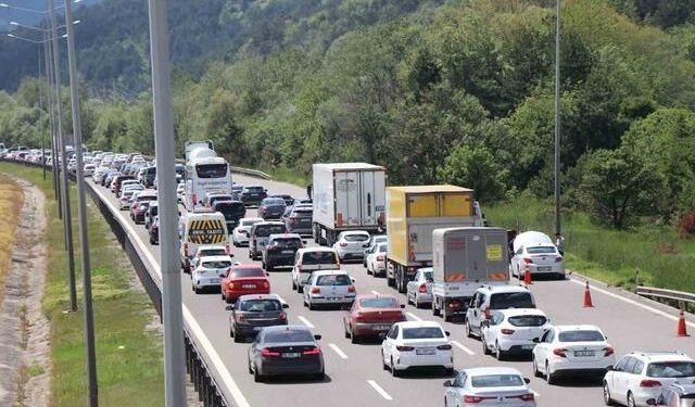 Bolu Geçişinde Bayram Dönüş Trafiği Yoğunluğu Sürüyor