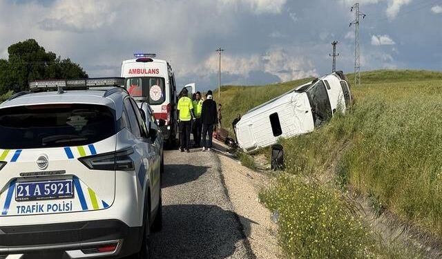Diyarbakır-Silvan Yolunda Yolcu Minibüsü Şarampole Devrildi: 19 Yaralı
