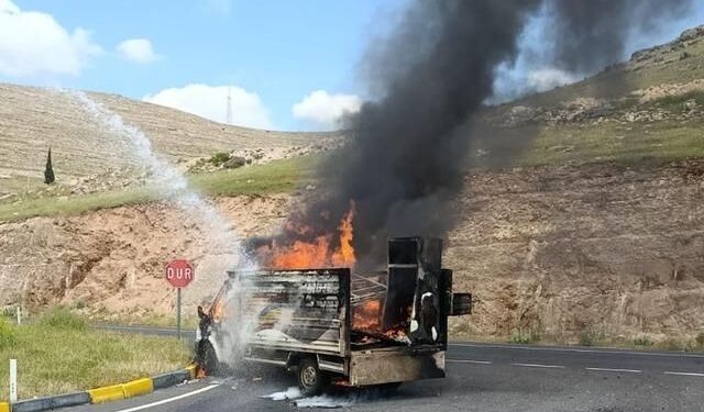 Diyarbakır'da Seyir Halindeki Kamyonet Yangında Küle Döndü