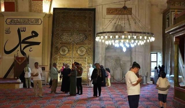Edirne Eski Camii'nde Kabe Taşı ve Örtüsü Bayramda Ziyaretçi Akınına Uğradı