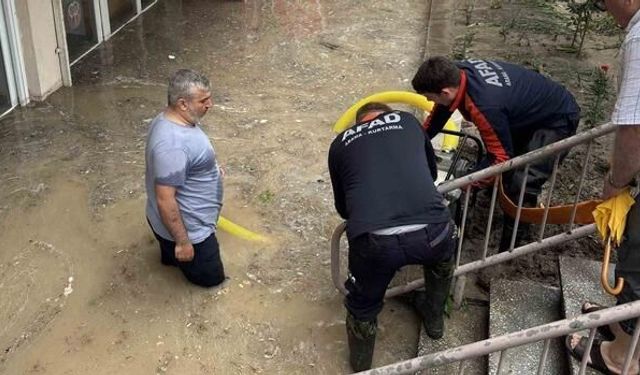Edirne'de Sağanak Yağış İş Yerlerini ve Sokakları Su Altında Bıraktı