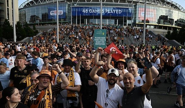 Hull City'nin Premier Lig Sevinci Türk Bayraklarıyla Renklendi