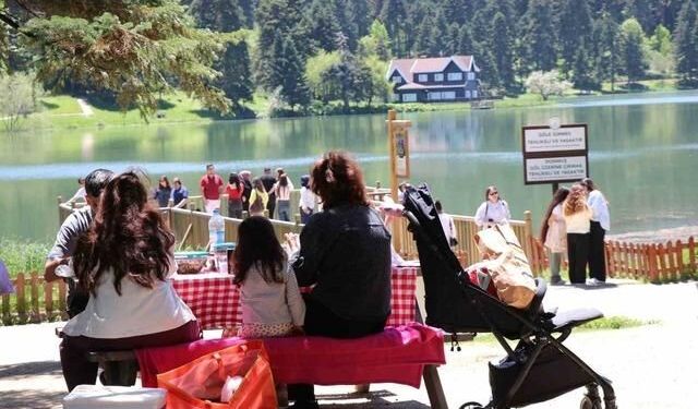 Kurban Bayramı'nda Gölcük Tabiat Parkı Ziyaretçi Akınına Uğradı