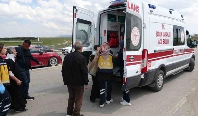 Malatya'da Minibüs ve Hafif Ticari Araç Çarpıştı: 8 Yaralı