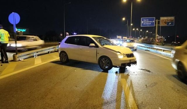 Manavgat'ta Otomobil Bariyerlere Çarptı: 2 Kişi Yaralandı