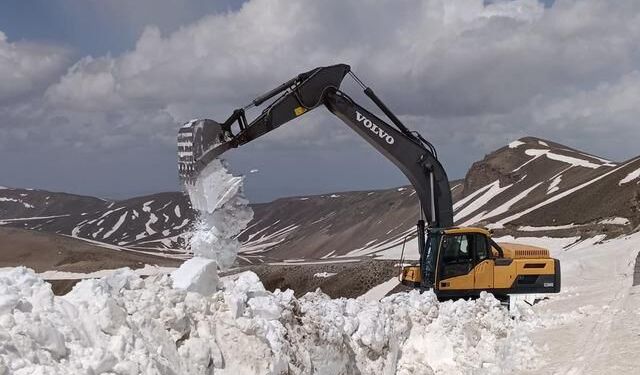 Nemrut Gölü Yolundaki Karla Mücadele Çalışmaları Tamamlandı