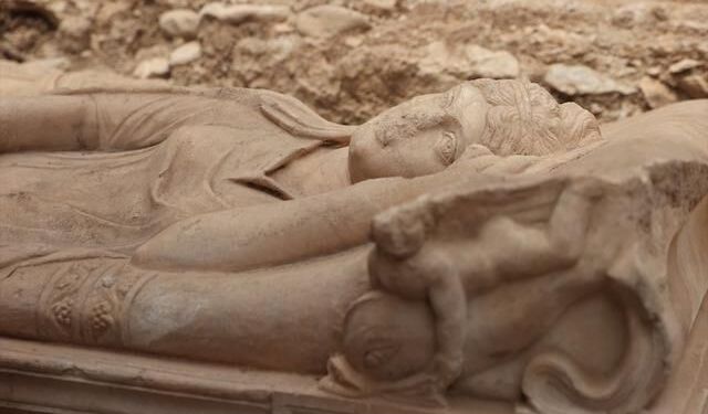 Olympos'ta Antik Döneme Ait Aristokrat Kadın Lahdi Ortaya Çıkarıldı
