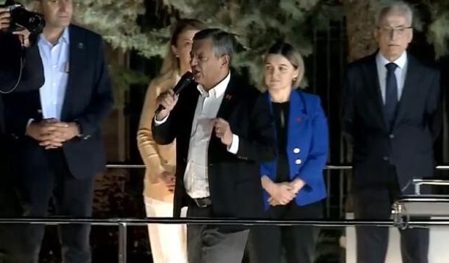 Özgür Özel'den CHP Genel Merkezi Önünde Partililere Çağrı