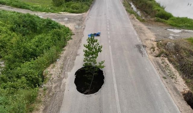 Tokat'ta Sağanak Nedeniyle Kara Yolunda Büyük Çöküntü Oluştu