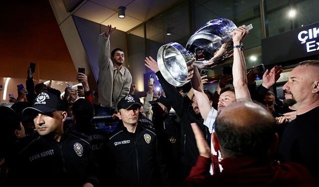 Trabzonspor Taraftarları Şampiyon Takımlarını Coşkuyla Karşıladı