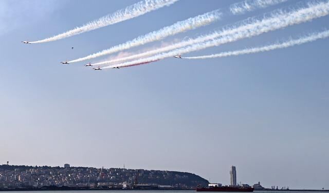 Türk Yıldızları ve SOLOTÜRK, Samsun'da 19 Mayıs Gösterisi Yaptı