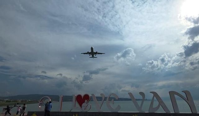 Van'a İniş Yapamayan Uçak Erzurum'a Yönlendirildi, Sonrasında Van'a Güvenli İndi