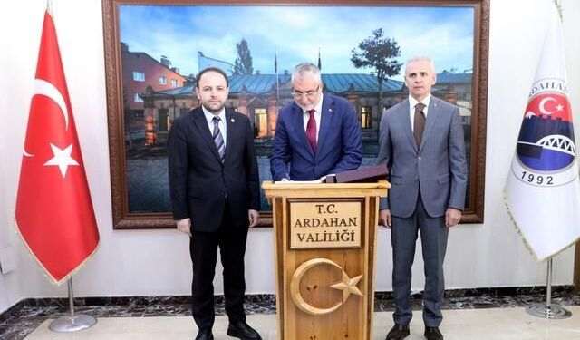 Bakan Vedat Işıkhan Ardahan'da Resmi Ziyaretlerde Bulundu