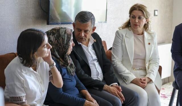 CHP Grup Başkanı Özel, Gülistan Doku'nun Ailesini Diyarbakır'da Ziyaret Etti