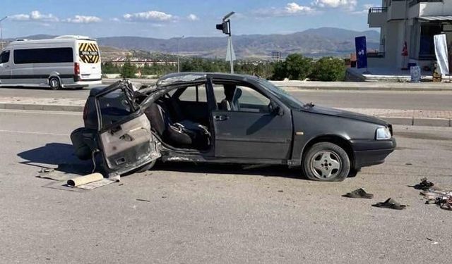 Elazığ'da Otomobil Aydınlatma Direğine Çarptı: 3 Yaralı