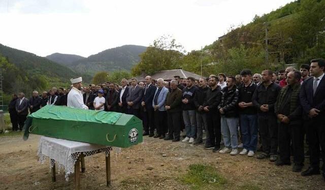 Gümüşhane'de Eşi Tarafından Öldürülen Genç Kadın Toprağa Verildi