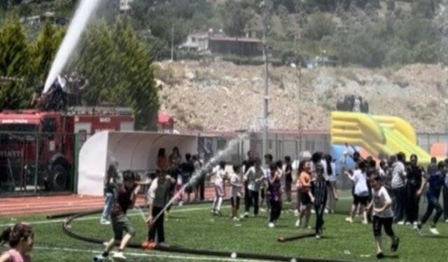 İtfaiye Ekiplerinden Çocuklara Serinletici Jest