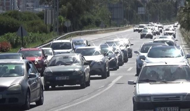 İzmir'de Trafiğe Kayıtlı Araç Sayısı 2,1 Milyonu Aştı