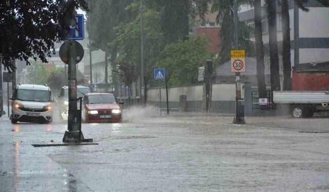 Ordu Ünye'de Sağanak Yağış Ev ve İş Yerlerini Su Basarken İstinat Duvarı Çöktü