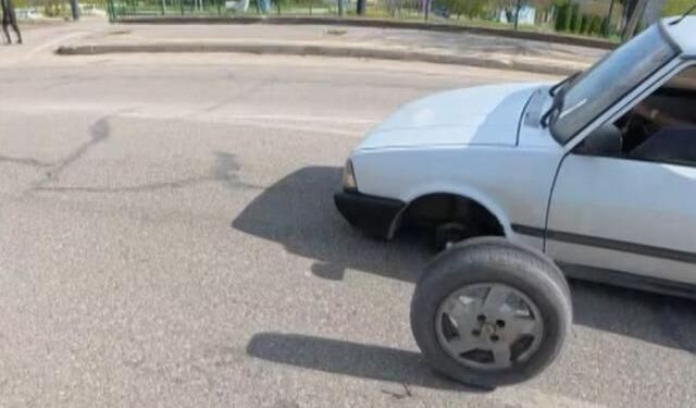 Seyir Halindeki Otomobilin Lastiği Yerinden Çıktı
