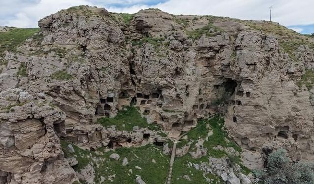Sivas'ta 3 Bin 200 Yıllık Kaya Mağaralar: Tarihin İlk 'Apartmanları'