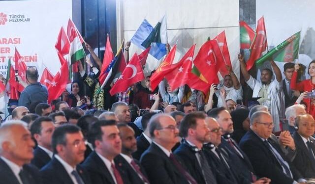 Türkiye Bursları Programı Mezunlarını Gururlandırdı