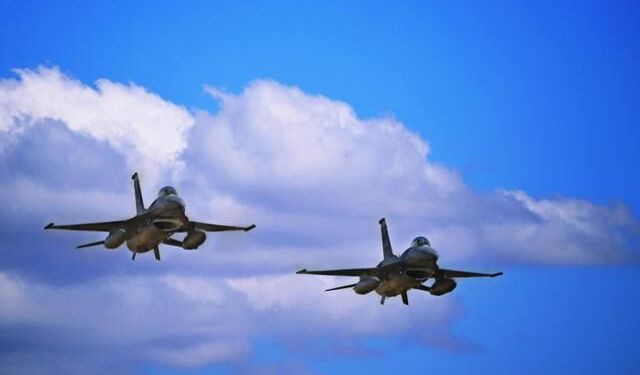 ABD'nin Yapay Zekâ Kontrollü F-16 Testi Pilotlukta Yeni Dönemi Başlatıyor