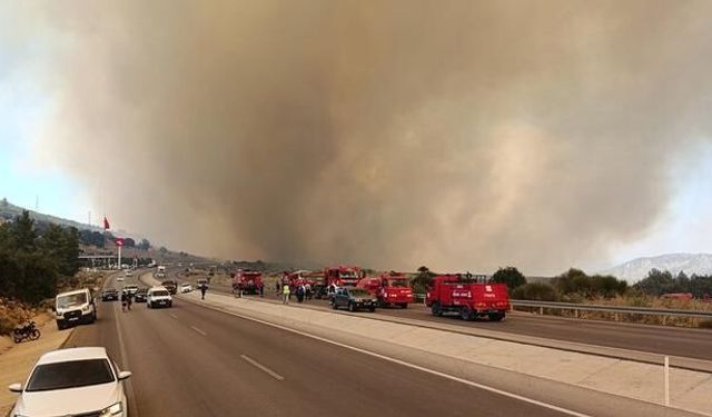 Antalya Kumluca'da Orman Yangını: D-400 Karayolu Çift Yönlü Trafiğe Kapatıldı